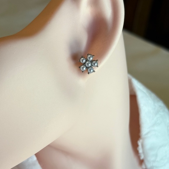 Elegant Silver Pearl Flower Earrings - Picture 4 of 6